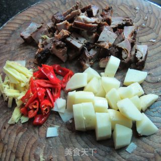 土豆丁炒腊鸡腿的做法步骤：2