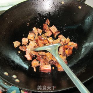 土豆丁炒腊鸡腿的做法步骤：3