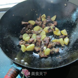 土豆丁炒腊鸡腿的做法步骤：5