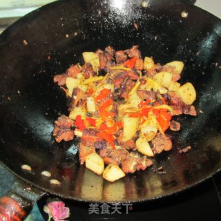土豆丁炒腊鸡腿的做法步骤：6