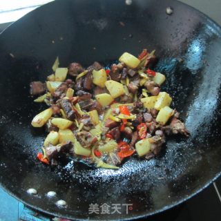 土豆丁炒腊鸡腿的做法步骤：7