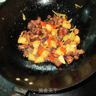 土豆丁炒腊鸡腿的做法步骤：8