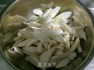鱼香茭白炒肉---参考鱼香肉丝做法的做法步骤：1