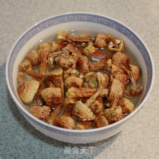 用心为家人煲出好汤-----松茸炖鸡的做法步骤：2