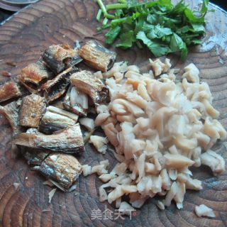 萝卜干炒腊鱼的做法步骤：2