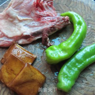 青椒卤豆腐干炒鸭的做法步骤：1