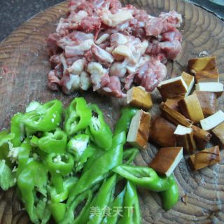 青椒卤豆腐干炒鸭的做法步骤：2