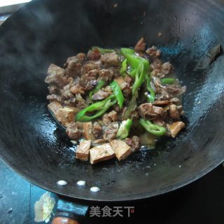 青椒卤豆腐干炒鸭的做法步骤：10