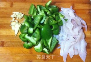 鲜鱿鱼炒青椒的做法步骤：1