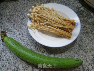 黄金针菇炒丝瓜的做法步骤：1