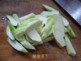 黄金针菇炒丝瓜的做法步骤：3