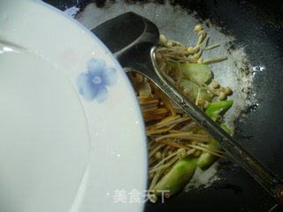 黄金针菇炒丝瓜的做法步骤：6