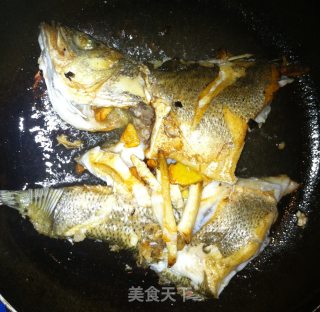 红烧鱼的做法步骤：4