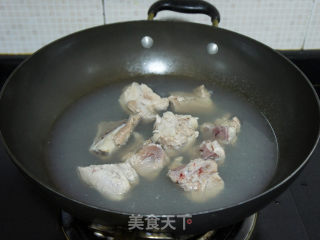 鱼肚海带尾骨汤的做法步骤：5
