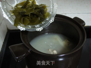 鱼肚海带尾骨汤的做法步骤：8