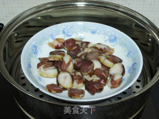 青蒜炒香肠的做法步骤：2
