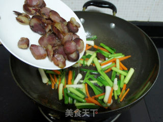 青蒜炒香肠的做法步骤：8