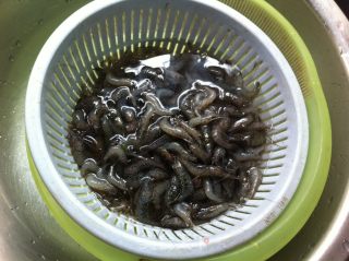油爆河虾的做法步骤：1