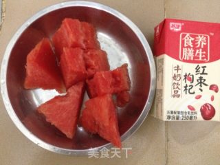 西瓜红枣枸杞奶昔的做法步骤：1