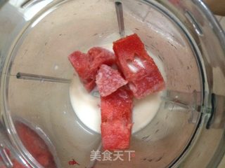 西瓜红枣枸杞奶昔的做法步骤：2