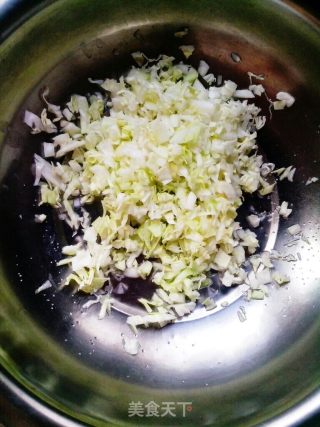 卷心菜虾仁玉米肉馅儿饺子的做法步骤：1