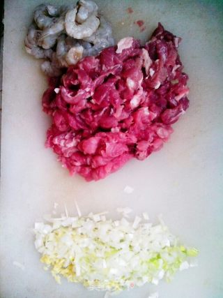 卷心菜虾仁玉米肉馅儿饺子的做法步骤：2