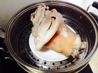 冰糖肘子 - 全程图解 美味知足的做法步骤：3