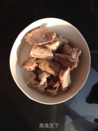 杏鲍菇土豆焖排骨的做法步骤：1