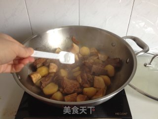 杏鲍菇土豆焖排骨的做法步骤：9