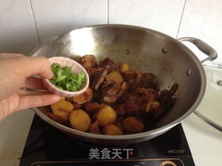 杏鲍菇土豆焖排骨的做法步骤：10