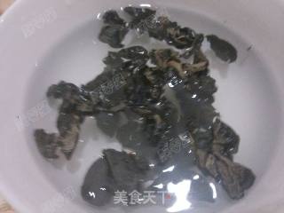 炝炒野生木耳的做法步骤：2