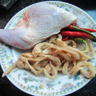 干萝卜丁炒鸡腿的做法步骤：1