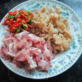 干萝卜丁炒鸡腿的做法步骤：2