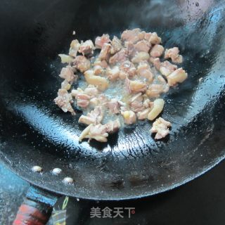 干萝卜丁炒鸡腿的做法步骤：3