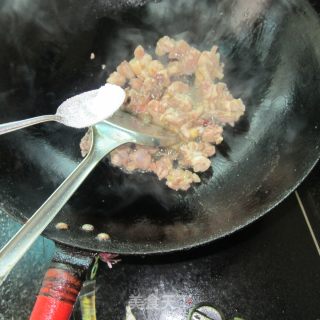 干萝卜丁炒鸡腿的做法步骤：4