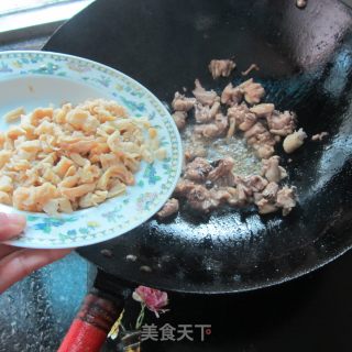 干萝卜丁炒鸡腿的做法步骤：5