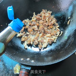 干萝卜丁炒鸡腿的做法步骤：6