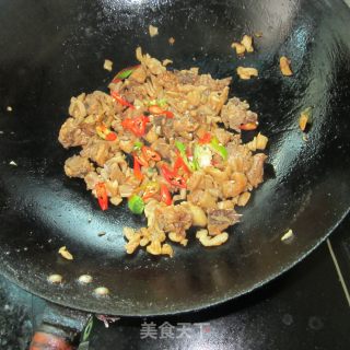 干萝卜丁炒鸡腿的做法步骤：7