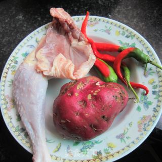 地瓜丁炒鸡腿的做法步骤：1