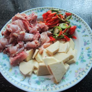 地瓜丁炒鸡腿的做法步骤：2