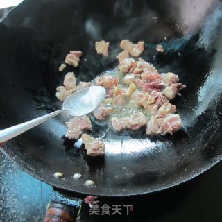地瓜丁炒鸡腿的做法步骤：3