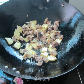 地瓜丁炒鸡腿的做法步骤：5