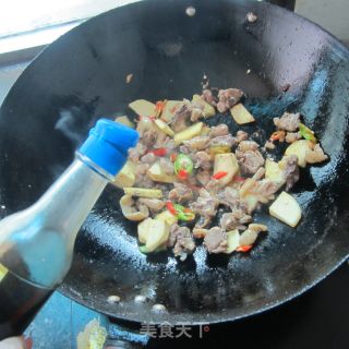 地瓜丁炒鸡腿的做法步骤：7