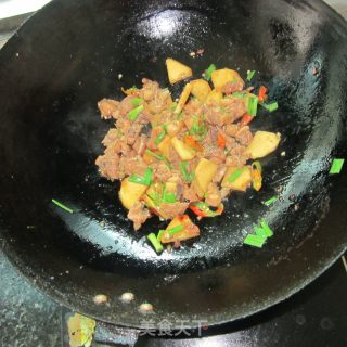 地瓜丁炒鸡腿的做法步骤：8