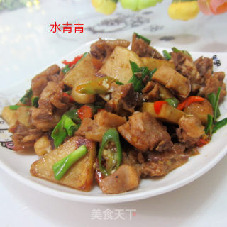 地瓜丁炒鸡腿的做法步骤：9