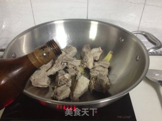 百叶结土豆炖排骨的做法步骤：2