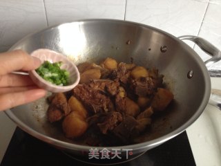 百叶结土豆炖排骨的做法步骤：9