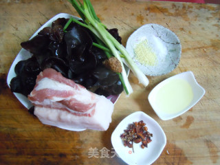 排毒减肥好食物---肉渣炒黑木耳的做法步骤：1