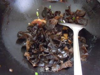排毒减肥好食物---肉渣炒黑木耳的做法步骤：6
