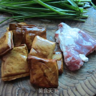 大蒜卤豆腐炒肉的做法步骤：1